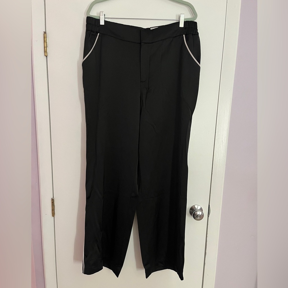 Simply Vera Vera Wang Black Pants with White piping *pockets*